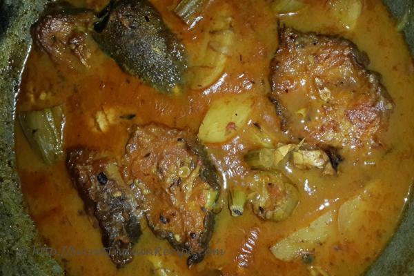 Magur Macher er aloo, potol, sojne datar jhol