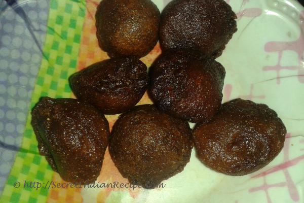 Unniappam (Deep fried rice and jaggery balls)
