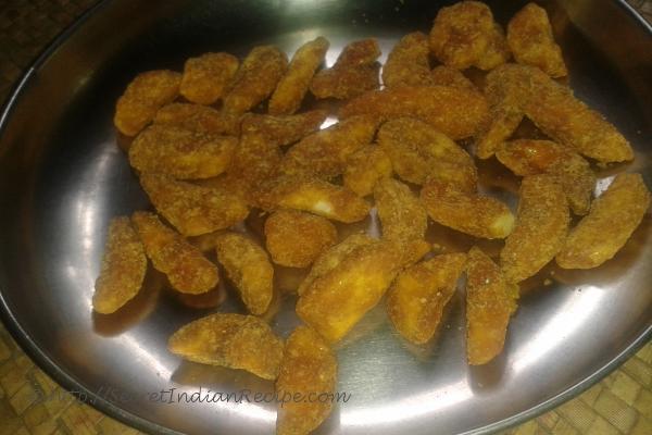 Sarkara varatti upperi (Banana chips coated with jaggery)
