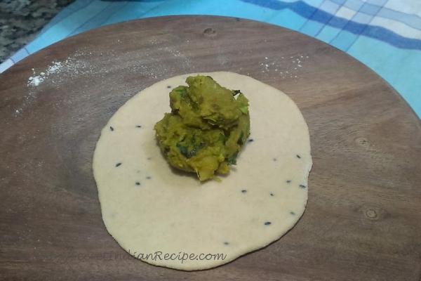 Picture of: Aloo peas Paratha