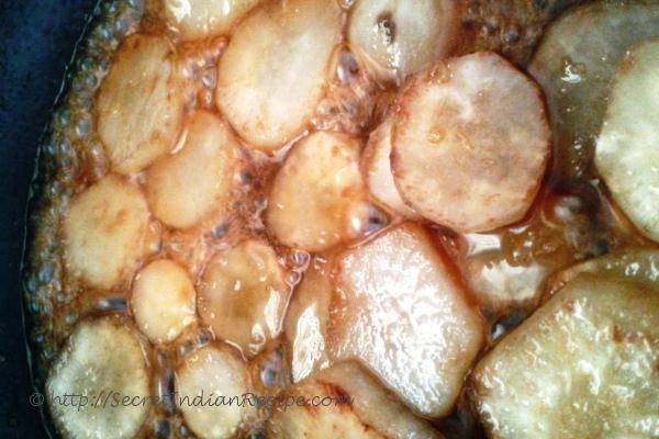 photo of sweet potato and jaggery syrup ( sweet potato chips with jaggery)