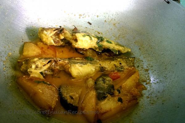 photo of begun tangra (brinjal and tangra fish curry)
