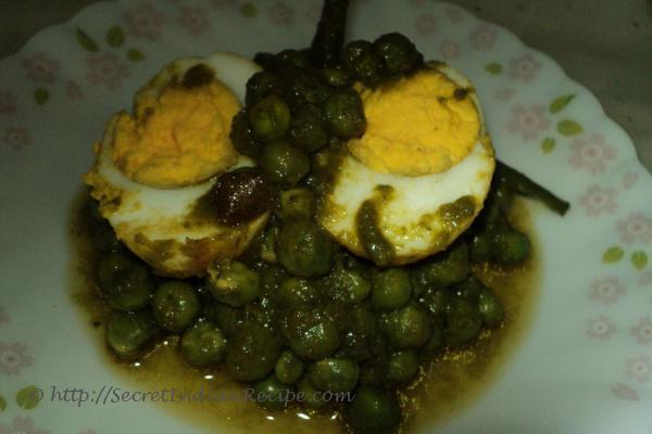 image of Ande aur matar ki gughni ( egg in greenpea curry)