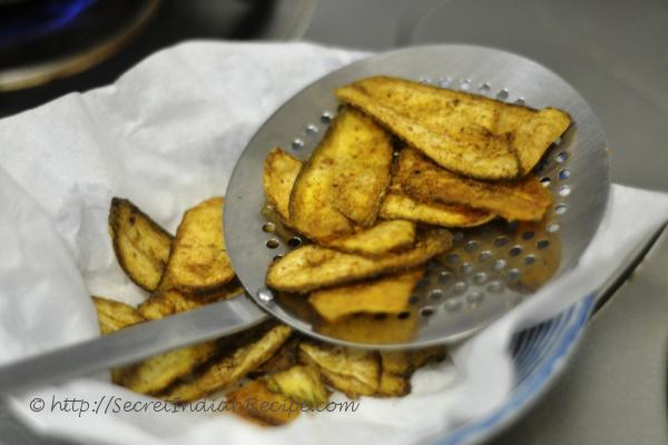 photo of homemade crispy pepper kela wafers 