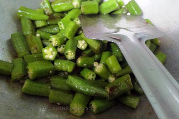 photo of narialwali bhindi ( ladies finger cooked in coconut gravy)