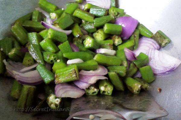 photo of piyazi bhindi (fried ladies finger with onion)