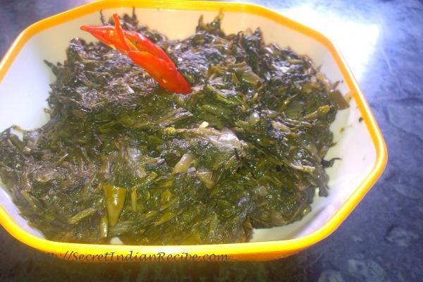 Pyazwali kalmi saag