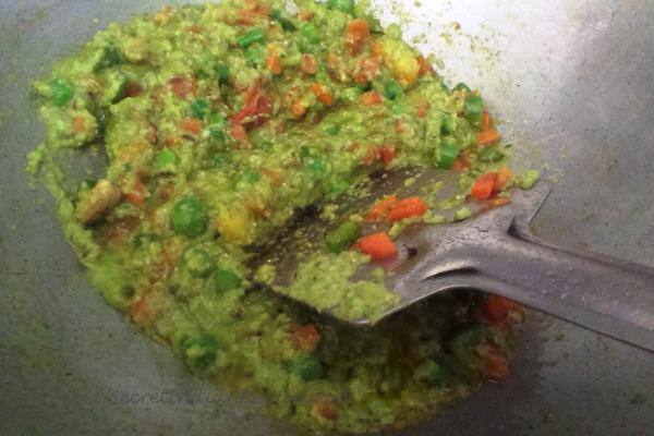 photo of vegetable hara korma (mix veggies in green coriander gravy)