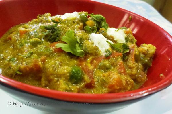 photo of vegetable hara korma (mix veggies in green coriander gravy)