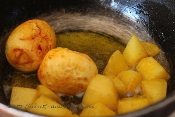 photo of eggs and potatoes frying