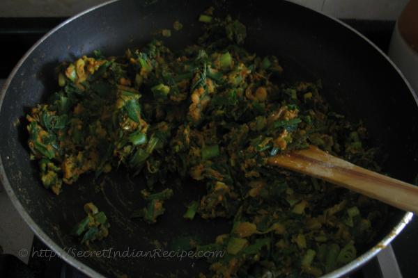 photo of Green Onion and Gram Flour Bhaji in the Pan