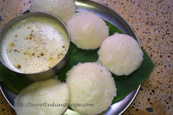 Idly with coconut chutney