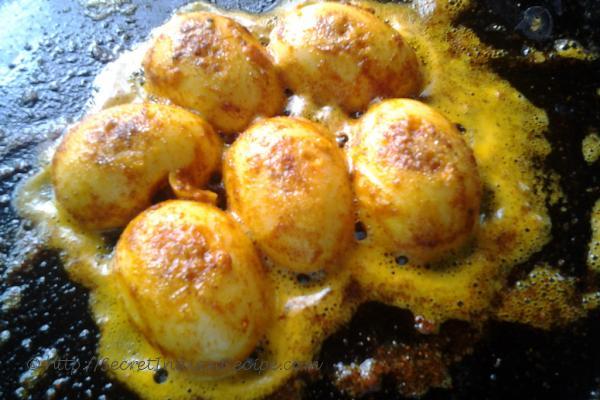Varutha muttai - Spicy egg fry.