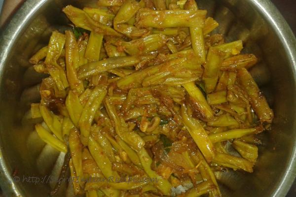 Achinga mezhukkupuratti (Long beans stir fry)