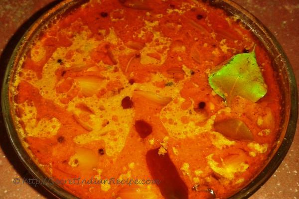 Varutharacha ulli curry (Pearl's onions with fried coconut curry)